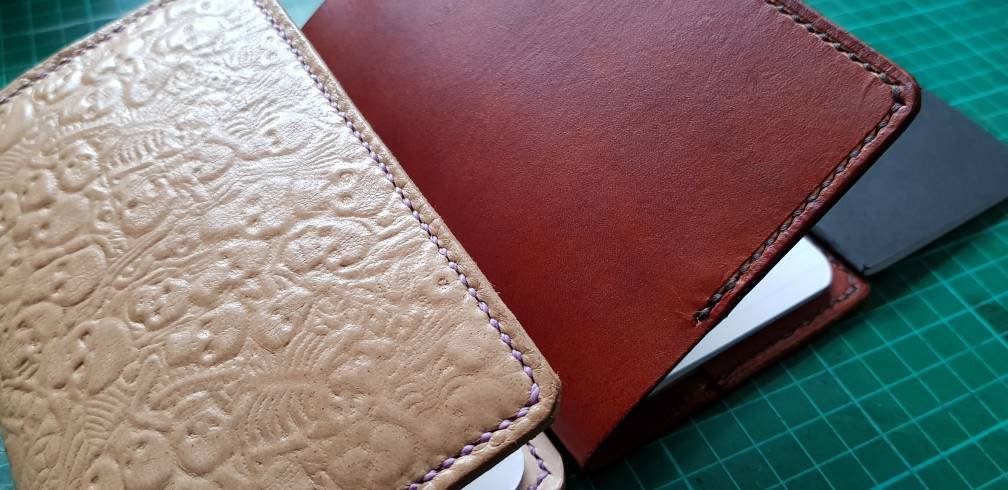 SandraPoppys1's tweet photo. Personalised Pocket Document Cover, Bible cover, Field Note Memo Book, Moleskine Cahier Journal Cover, Refillable Leather Case, Lawyer https://t.co/k2Sw9bc8xD #journalcovers #Leather Bag #Leathertoolroll #FieldnotesCover https://t.co/FHg87xeeHC