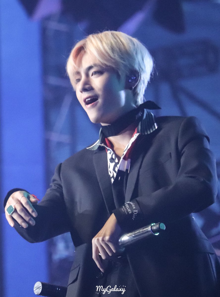 _mygalaxy_v's tweet photo. 190106 GDA🧡  #bts #v #taehyung #방탄소년단 #뷔 #태형 #태태 @BTS_twt https://t.co/J60lDRZSZr