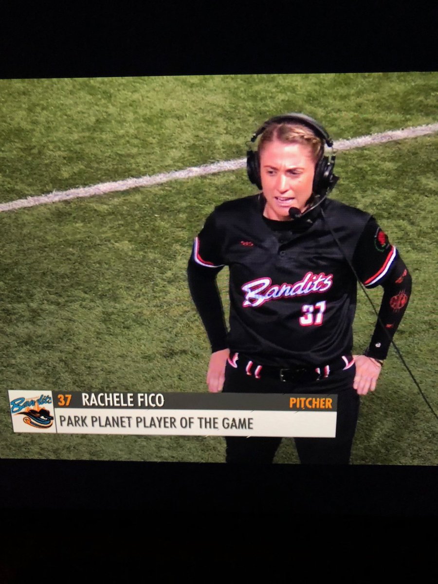 LLefty18's tweet photo. @supafic doing great things on @Chicago_Bandits college night! Seems pretty fitting. Tigers taking over @profastpitch. #GeauxBandits #GeauxTigers #MadeByLSU https://t.co/dvjBghXJYo