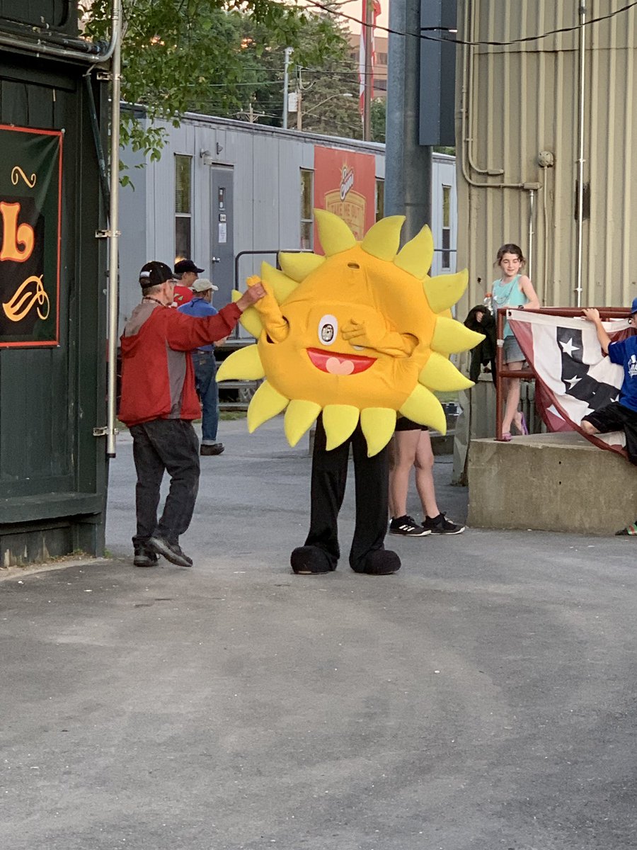 05omt's tweet photo. The sun is hot? https://t.co/S7V5zTEVpM