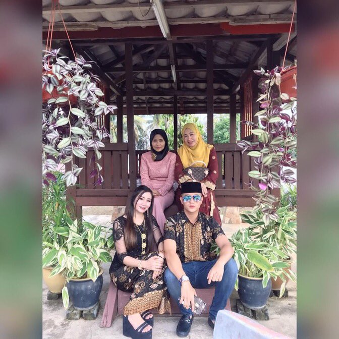 esyapinky92's tweet photo. Pic dgn KESAYANGAN esya .. ibu bb dan umi kuuuu andddddd yg ramai2 tu makcik2 bb yg sportingggg ❤️ 

#TeamRayaMelaka #FamilyBb https://t.co/4sOdmB7s9x