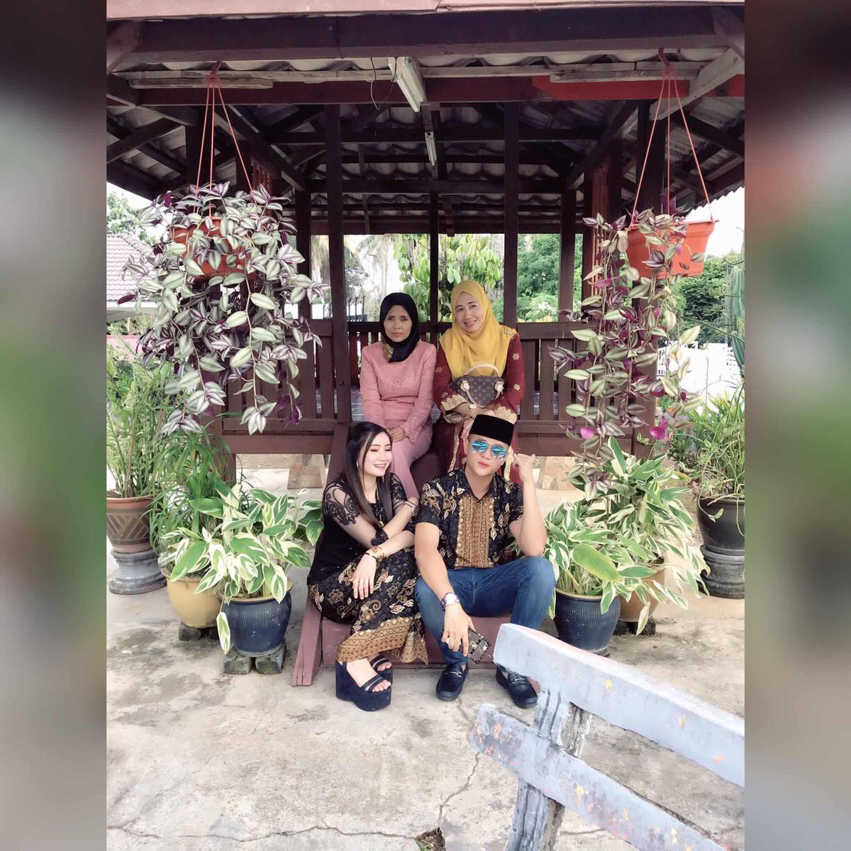 esyapinky92's tweet photo. Pic dgn KESAYANGAN esya .. ibu bb dan umi kuuuu andddddd yg ramai2 tu makcik2 bb yg sportingggg ❤️ 

#TeamRayaMelaka #FamilyBb https://t.co/4sOdmB7s9x