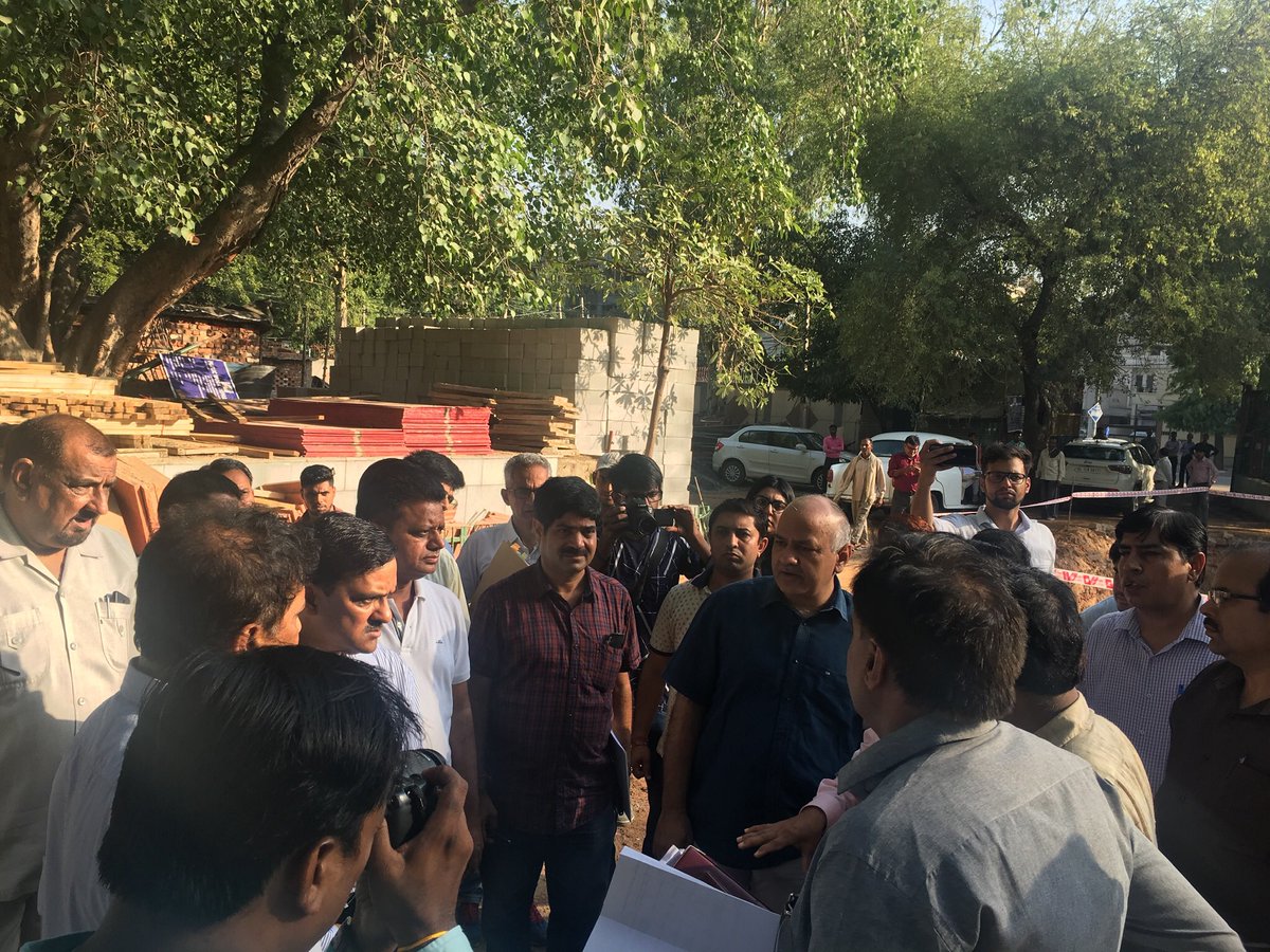 आज प्रातः राजेंदर नगर विधान सभा छेत्र में  दिल्ली सरकार द्वारा विधालयो में बडे स्तर पर बनाए जा रहे क्लास रूम व Multipurpose हॉल के निर्माण कार्य का निरीक्षण करने स्वयं उप मुख्यमंत्री मनीष सिसोदिया जी अपनी पुरी टीम के साथ आये<a href="/ArvindKejriwal/">Arvind Kejriwal</a> <a href="/AamAadmiParty/">AAP</a> <a href="/msisodia/">Manish Sisodia</a>