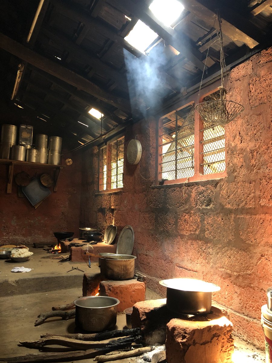 Doing a thread on some really cool kitchens & vessels from around India. This beauty is a kitchen that’s about 200 years old, in a house sitting pretty in a mango orchards in Ratnagiri district, along the Konkan coast. Note the missing tiles in the roof doubling up as a chimney.