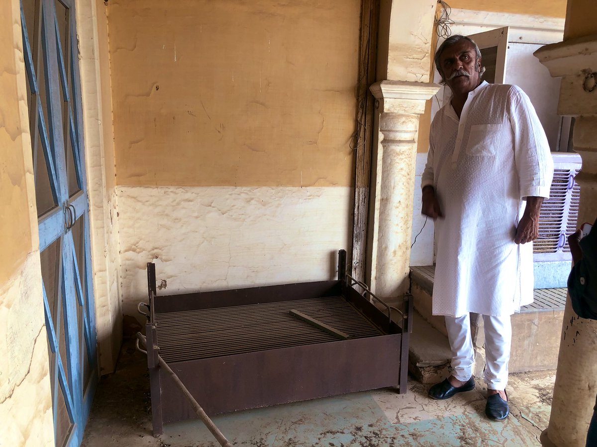 And this massive angeethi (about 80-100 years old) biding its time in a fort in  #Shekhawati,  #Rajasthan... where unsurprisingly everything is ‘King size’ & skewed towards feeding a couple of dozen people at a time at least. These were used to cook large quantities of shikar meat.