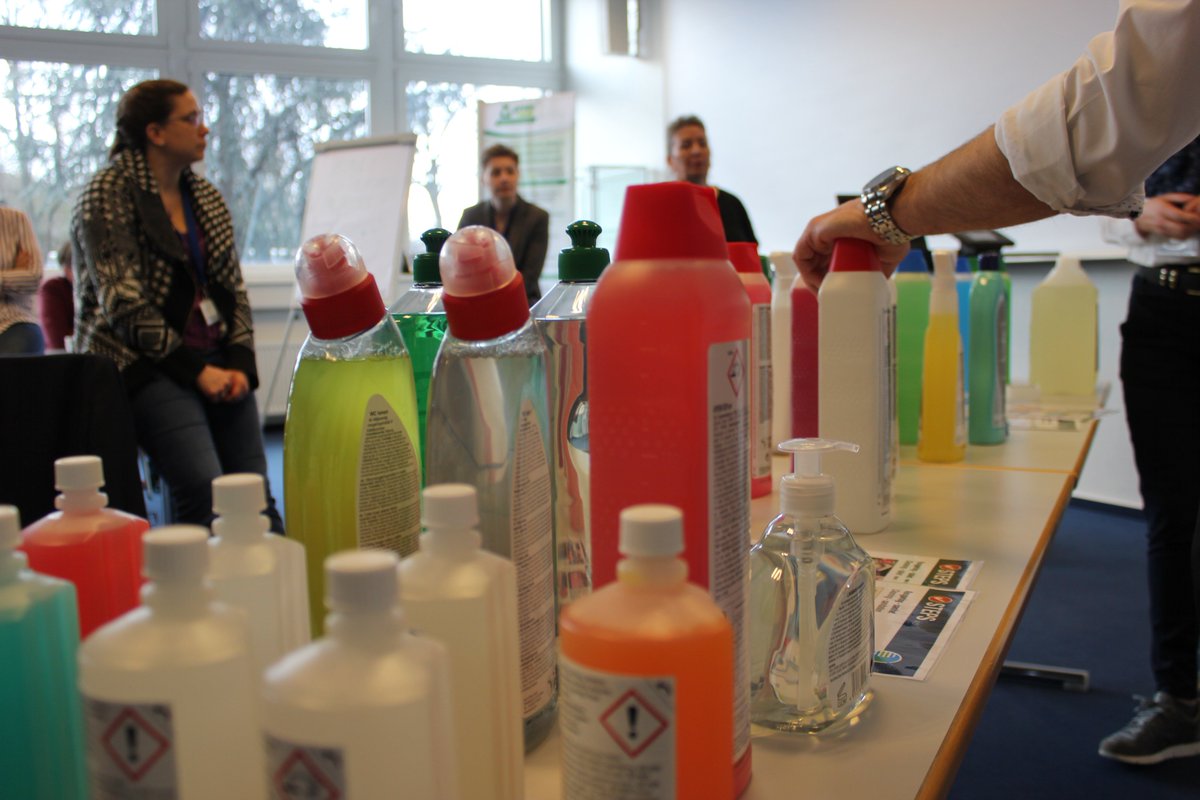 ForenedeService's tweet image. Nu med plantebaserede og 100% bionedbrydelige rengøringsmidler: @ForenedeService skifter 70.000 liter konventionel kemi på årsbasis ud med bæredygtige rengøringsmidler. #bæredygtighed #CSR #arbejdsmiljø #dkgreen #klima #dkpol #dkbiz #grønomstilling 
mynewsdesk.com/dk/forenede-se…