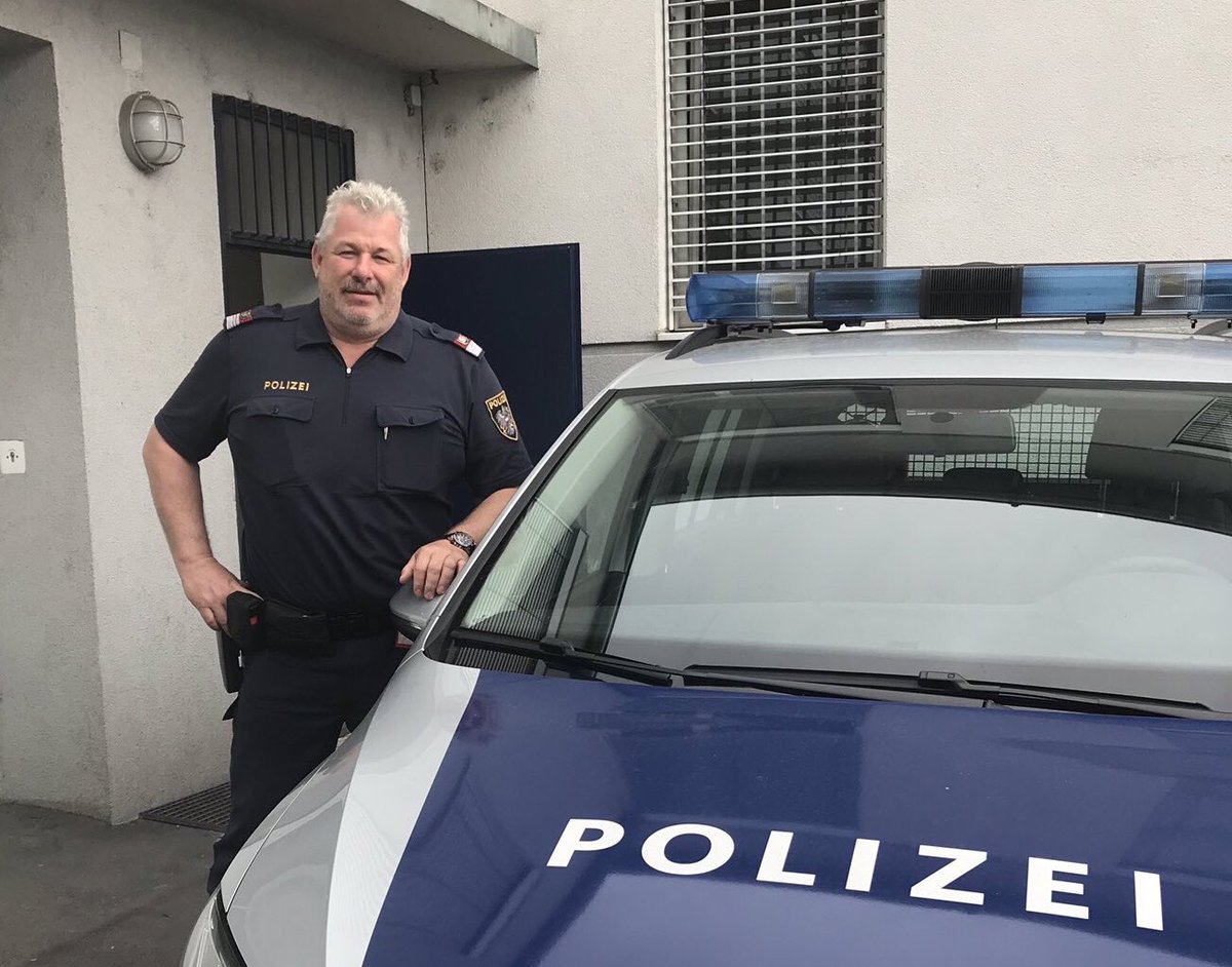 BMI_OE's tweet image. #Feuerwehrmann und #Polizist Alfred kletterte gestern in eine verrauchte Wohnung und rettete so einem Mann aus #Enns, der beim Kochen eingeschlafen war, das Leben. Mehr dazu: polizei.gv.at/ooe/presse/aus… @LPDooe #lebensretter
