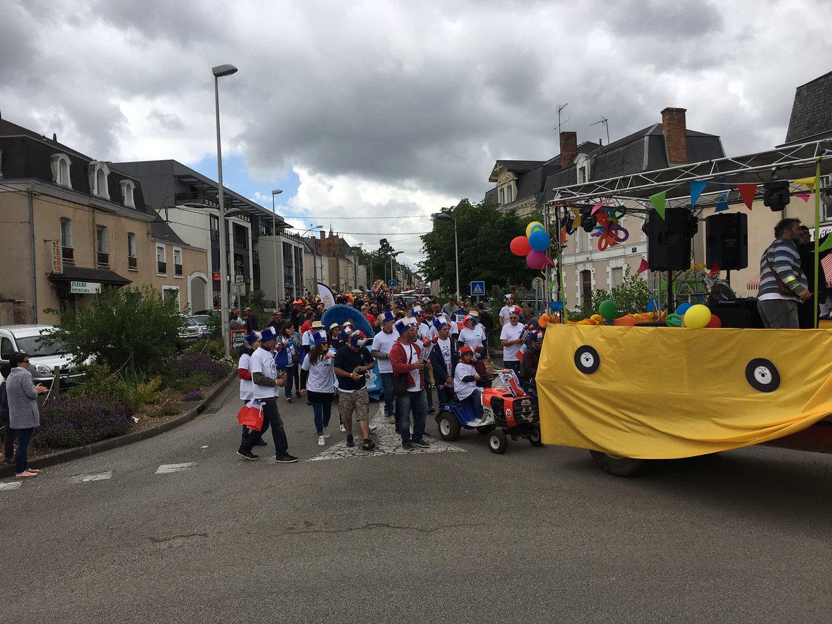 120 tracteurs tondeuses traversent Thouars lors du défilé dans une ambiance très festive, avant de s’affronter cet après-midi sur la piste !