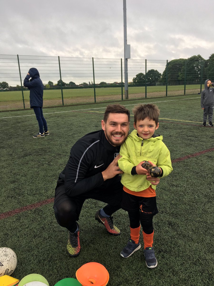 ironinlincoln's tweet photo. #trophyboy @MiniKicks_Lincs 👍⚽️⚽️ https://t.co/wBnJabuNDA