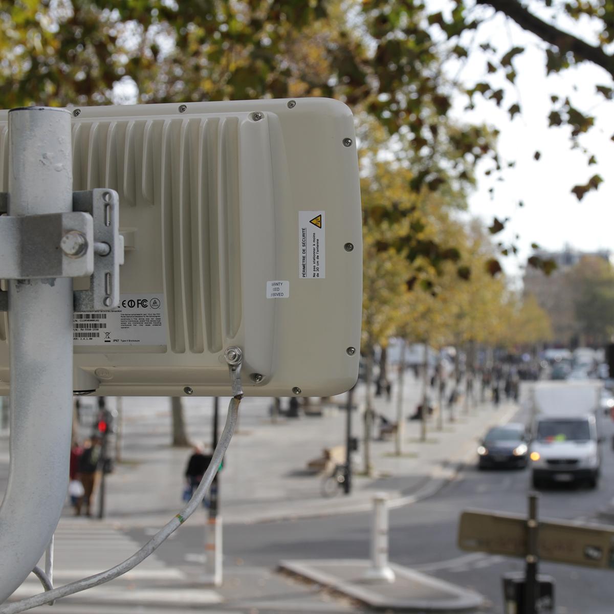 Netronics_Comm's tweet image. NetAstra Turbo beam forming Base Station (BS) connecting traffic control cameras in busy and noisy downtown streets.