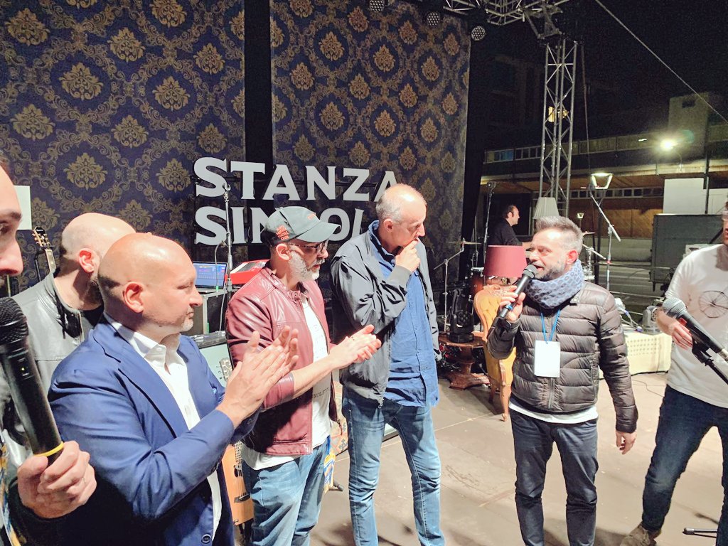 BccBasilicata's tweet photo. +4000 luci che si alzano al cielo e cantano, una Potenza di giovani per la festa della #musicasenzaetichetta nell'@UniBasilicata. Ecco l'energia positiva dei ragazzi lucani e meridionali che ci piace!!! https://t.co/wm8PFppBt2
