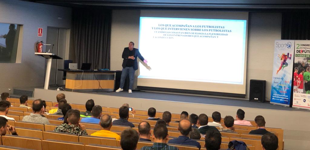 AstorgaSilvia's tweet photo. ⚽ El mundo del fútbol y el entrenamiento interesa y mucho en #Leonesp. Enhorabuena a @CEF_Leon_ por el nivel de ponentes, y a @futbolbaseleon y @sportcoachnorte por todo el trabajo de organización 👏👏👏 #CEFLeon https://t.co/Gq8roHZyx7