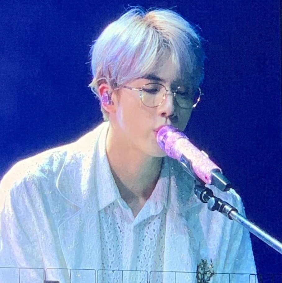 army_army_12's tweet photo. Oppa jin with glasses oh my god so handsome ☺️❤️✨ Don’t forget take care yourself my jinnie jinnich worry about you hahah😂❤️ #bts #jin #jinisperfect #jinishandsome https://t.co/JG9ALueIYa