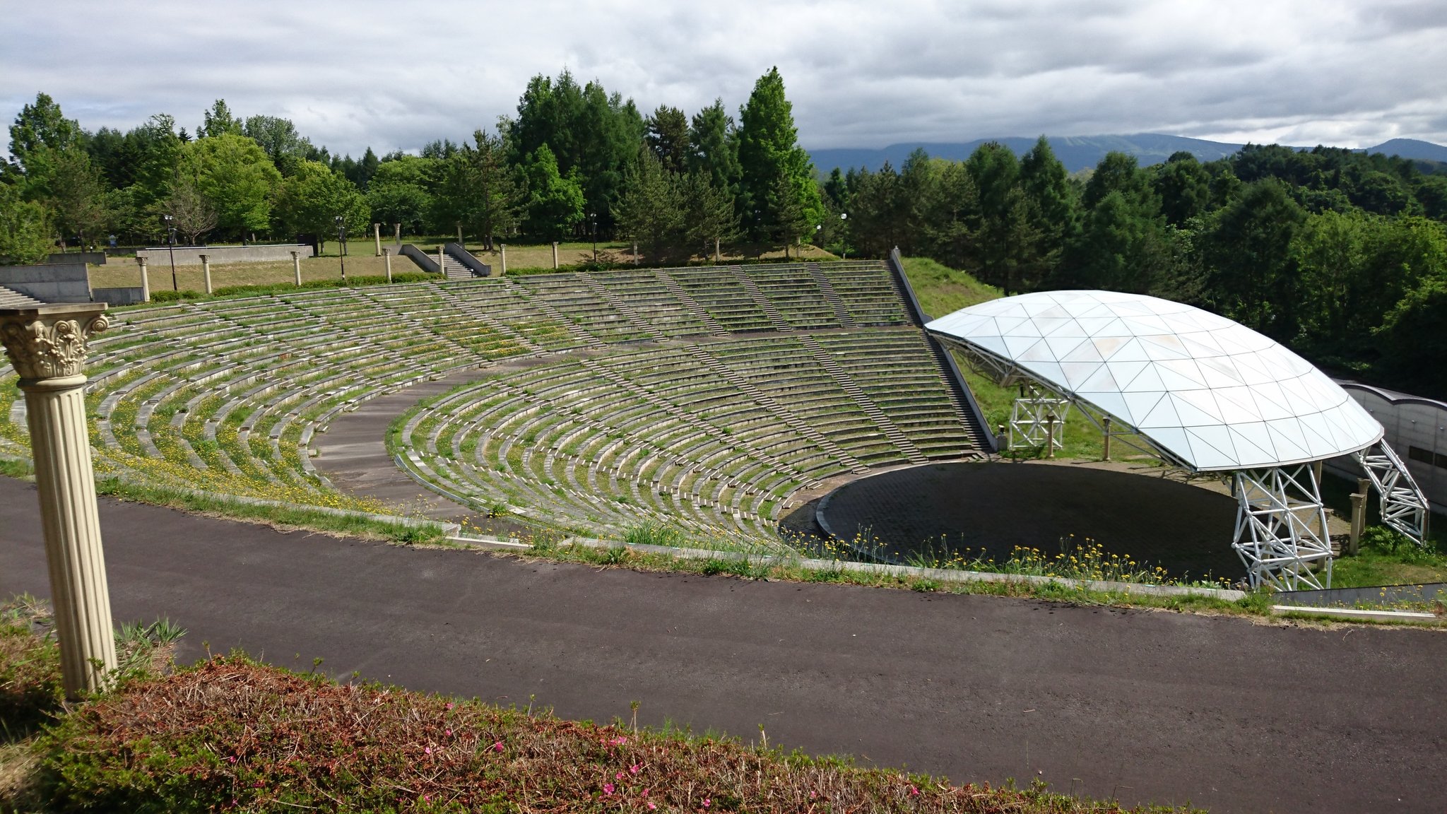 Kana Bin つがる地球村の円形劇場 今は全く使われてないのかな