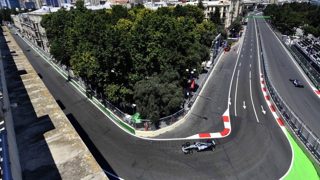 FitnessDoug's tweet image. Narrow roads, long straights, hard braking zones: Learn how our @MercedesAMGF1 Team handles the City Circuit of the Formula 1 race in Baku. More on the #DaimlerBlog: d.ai/f1baku_tw

#Formula1 #Baku #F1 #BradleyLord #MercedesAMGF1