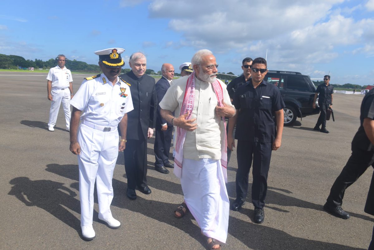 KasthuriShankar's tweet photo. Once again, proof that our Veshti/mundu elevates the Indian Man's looks. Look at all the others looking drab in pants &amp; @narendramodi looking dapper in Dhoti. He has never looked this good, shud make it a regular part of his style.
#SouthIndianStyle #ModiRocksTheMundu #guruvayur https://t.co/z8y2kqQhjz
