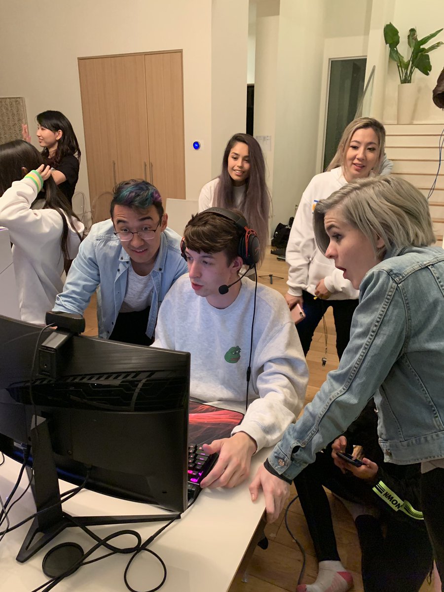 StreamerCampLA's tweet photo. Thanks @streamlabs !! Do you stan #BOXYRAE or #SLEIGHTLYFUSICAL ??? 

#streamercamp https://t.co/glAY9uEWSk