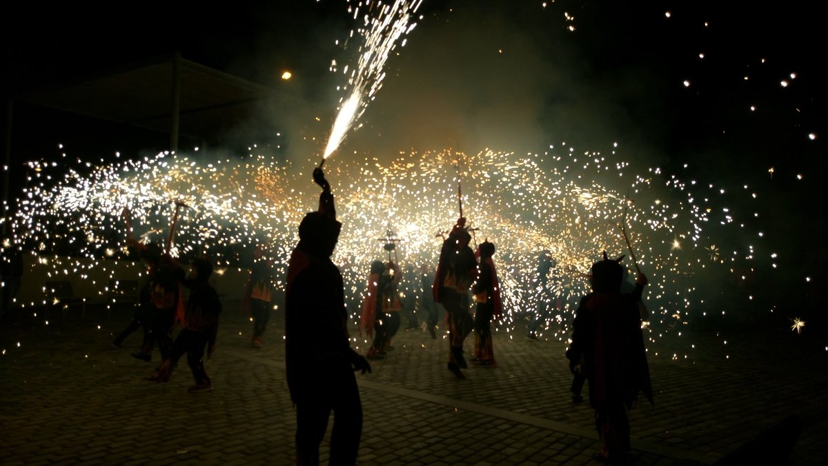 collesdegracia's tweet photo. Recordeu, avui arriba el #CORREFOC de la #FMDelColl19 🔥
No hi podran faltar els #Escuats, la #MalèficaDelColl, el #Gaudiamus, els @MalsonsVella, la @VellaDeGracia i la @DiabolicaG!
19:30h 🥁#Tabalada. #Parc de la #CreuetaDelColl. 
20:30h 👺#Correfoc. #JardinsMariaMullerat https://t.co/4PKAcxpfjC
