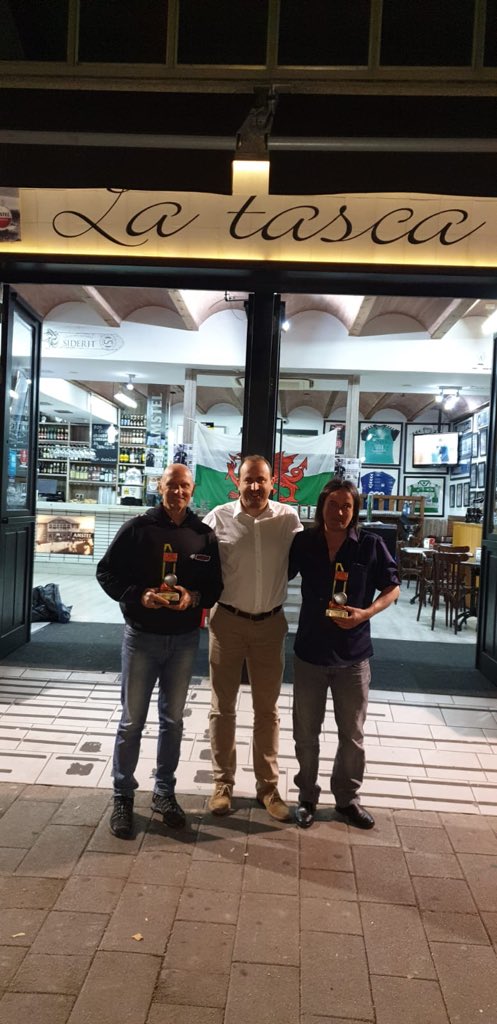 fcantabra's tweet photo. Raúl Ramiro y José Luis Sánchez, Árbitro y Oficial del Año de la Temporada 2018/2019. Ayer los miembros del Comité disfrutaron de su cena en La Tasca https://t.co/jGFvfdeaoY