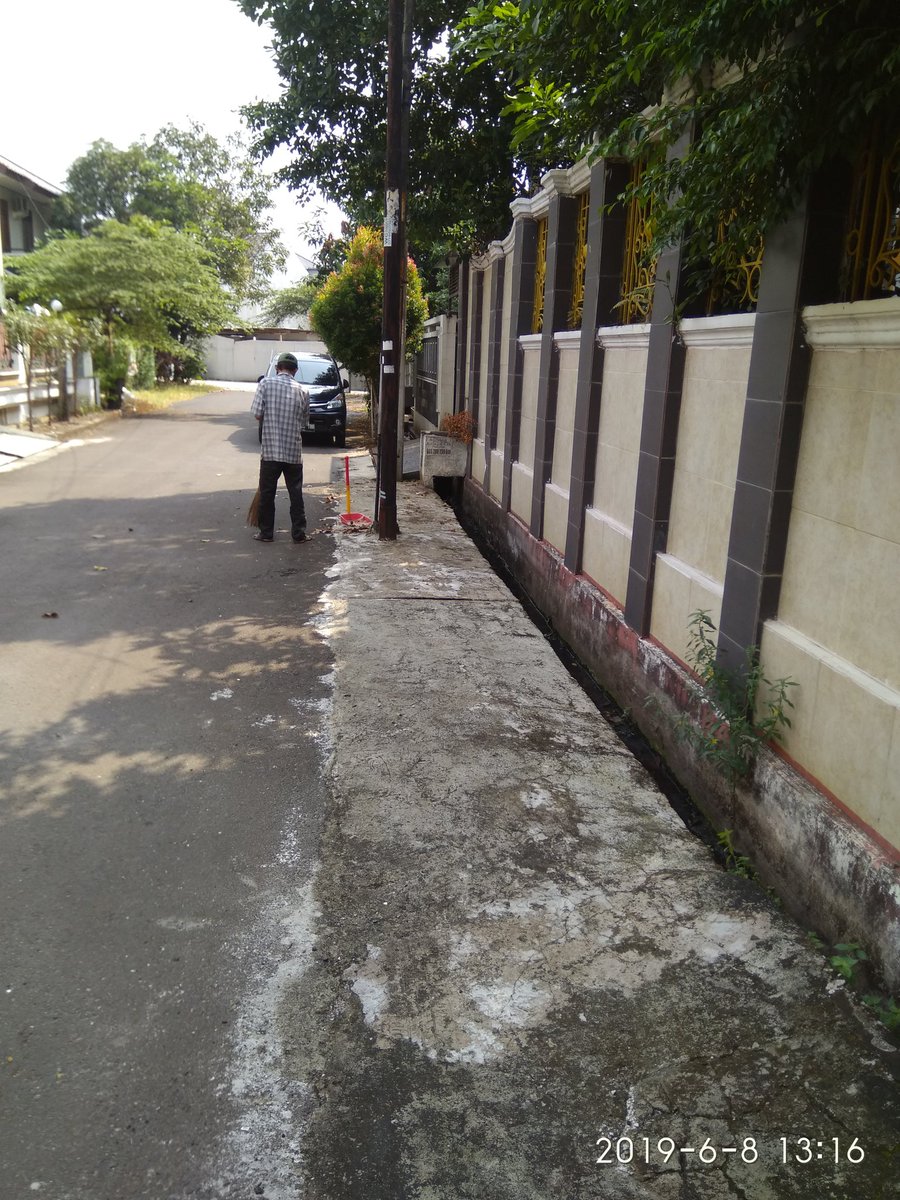 dumoli_sh's tweet photo. jalan di depan rumah perlu disapu biar bersih, masing masing rumah menjaga kebersihan maka semuanya akan rapi dan indah. https://t.co/75n6MZbY2F