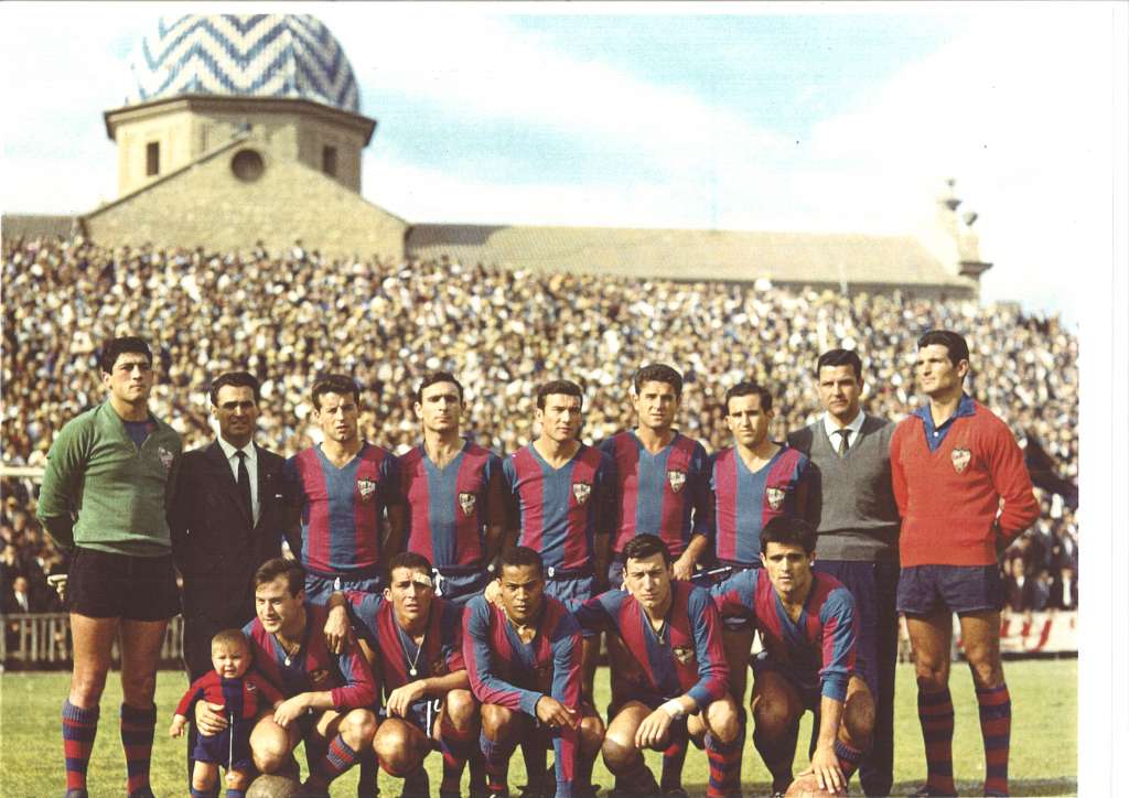 FOTOS HISTORICAS O CHULAS DE FUTBOL - Página 9 D8hT2DyWwAEfd0l
