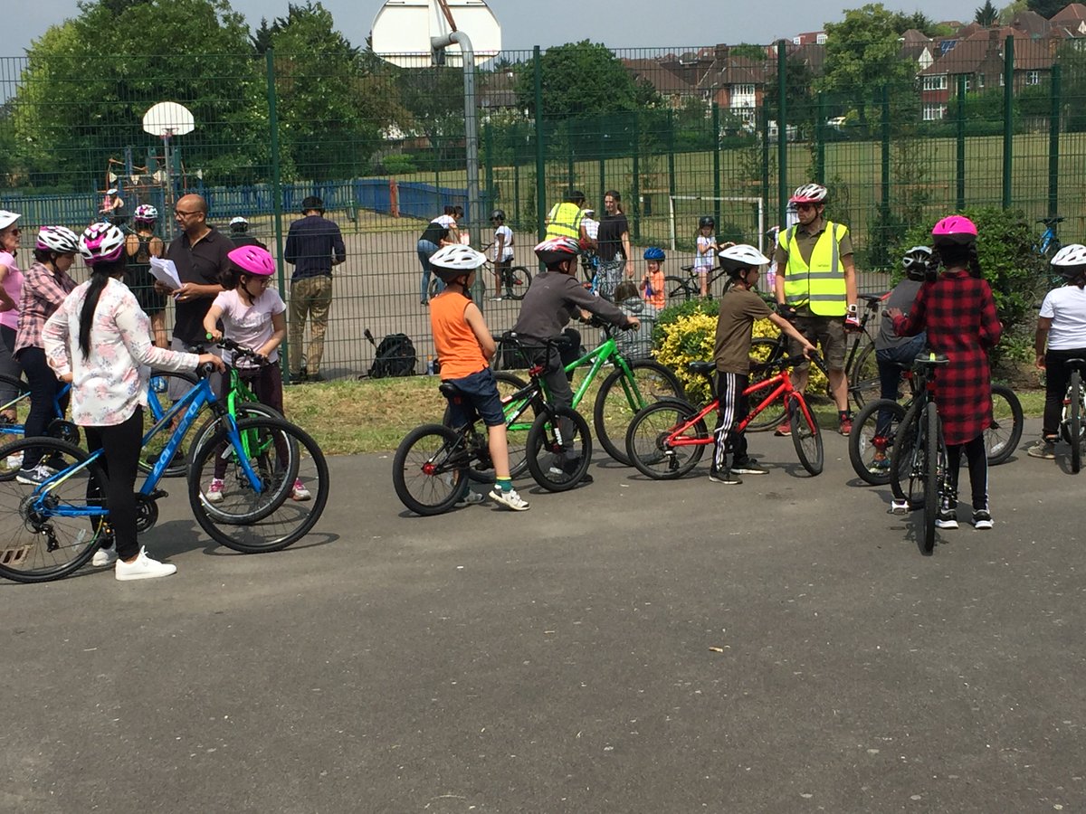 thochorg's tweet photo. #TogetherBarnet @thochorg #WheeliO #MiniRiderZ @GroundworkLON project brings local families together in @BarnetCouncil with @CycleConfident instructors @lovebarnetparks Come and join us https://t.co/65jRLVENx0 https://t.co/6yY37YdgVJ
