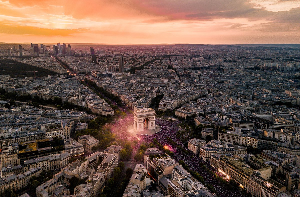 Et si on recommençait ça ? ⭐🐓🇫🇷
#worldcup2019
.
Hier on a commencé la coupe du monde en beauté. Et si on la finissait encore plus belle que l'année dernière ? .
Retour vers le Futur pour le football féminin ! #FiersdetreBleues #France2019
 instagram.com/p/BycDyqSClPz/…