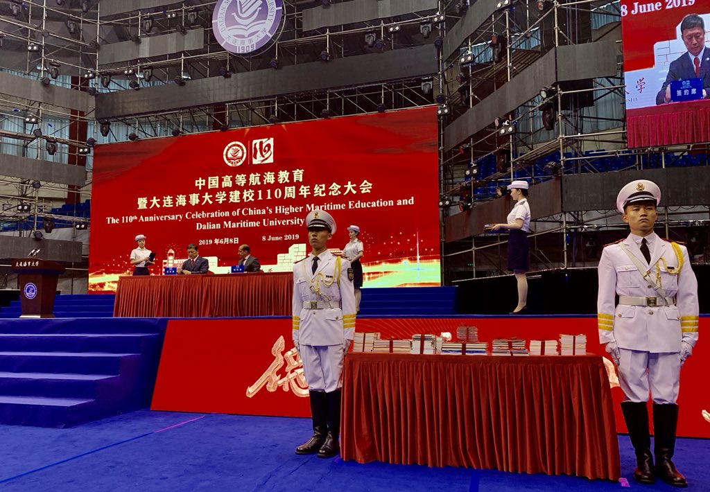 Con la presencia de Xiao-Ming Liu, Viceministro Transportes de 🇨🇳 y el Presidente de la prestigiosa Universidad Marítima de Dalian, Emb. Carlos Larrea hizo entrega de 120 publicaciones ecuatorianas, en conmemoración de sus 110 años de creación. <a href="/CancilleriaEc/">Cancillería del Ecuador 🇪🇨</a> #DiplomaciaActiva