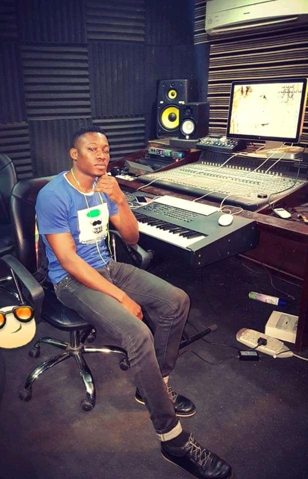 kyjia_osowo's tweet photo. Holla 2 my sound engineer... #multitalented #music #allforwhat #wemove #skylevel #afrobeat #realjams https://t.co/ePFkrY9VBM