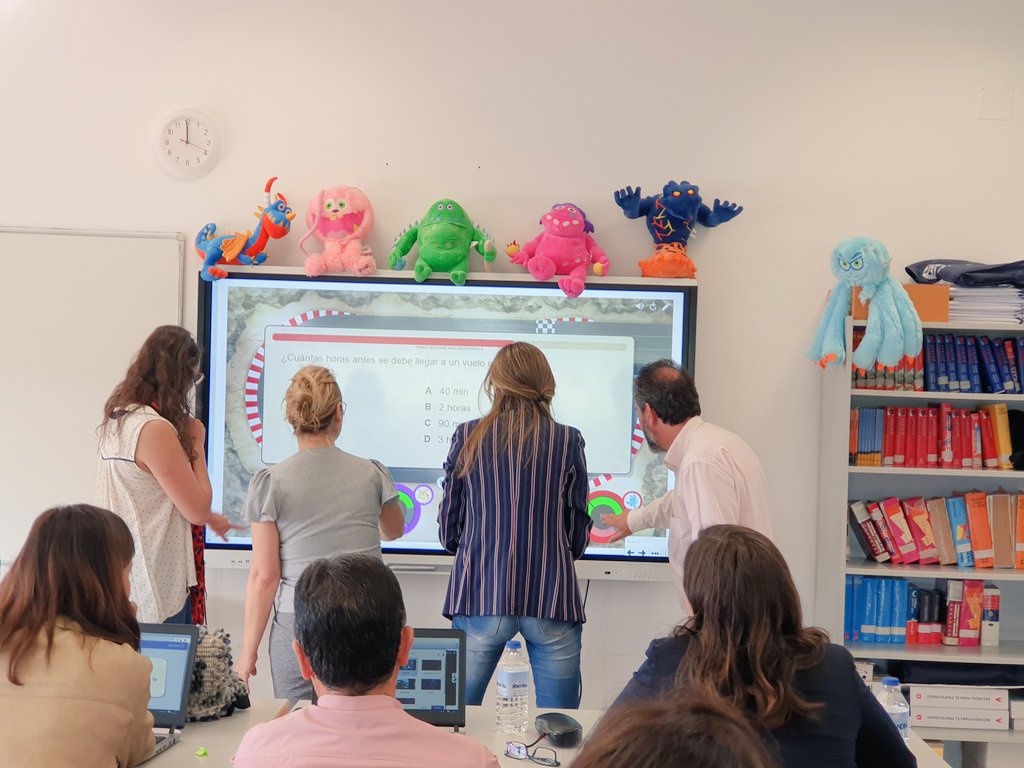 BaltasarIrene's tweet photo. .Los #MaestroSek siempre aprenden jugando! 📚💻❣C'mon! Learning is fun! #SMARTTrainingday #SaturdayMotivation #Smarteachers https://t.co/UgsItHjpS9