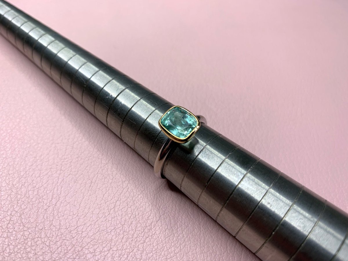 A recent handmade rub set emerald ring in mixed gold simple but stunning 💚💛💚 #harrogatejeweller #bespokejewellery #jewellerydesigner #ethicaljewellery