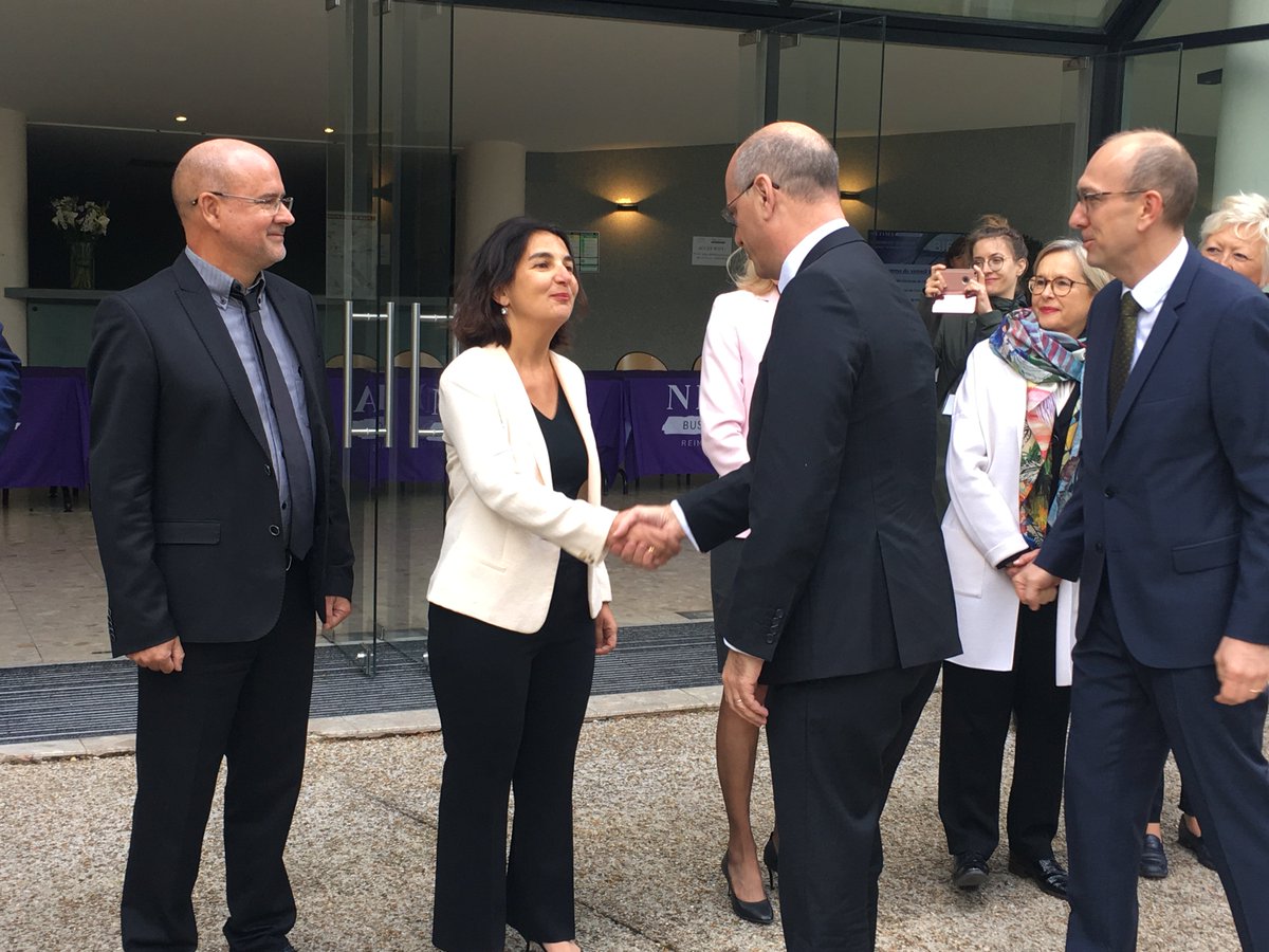 HeleneNEOMABS's tweet photo. Ce matin @delphmanceau Directrice générale de @NEOMAbs accueille le Ministre de l Éducation Nationale @jmblanquer sur le campus de Rouen pour un moment d échange avec les professeurs de #Classesprepas @APHEC_Twit https://t.co/c78ODRYbJm