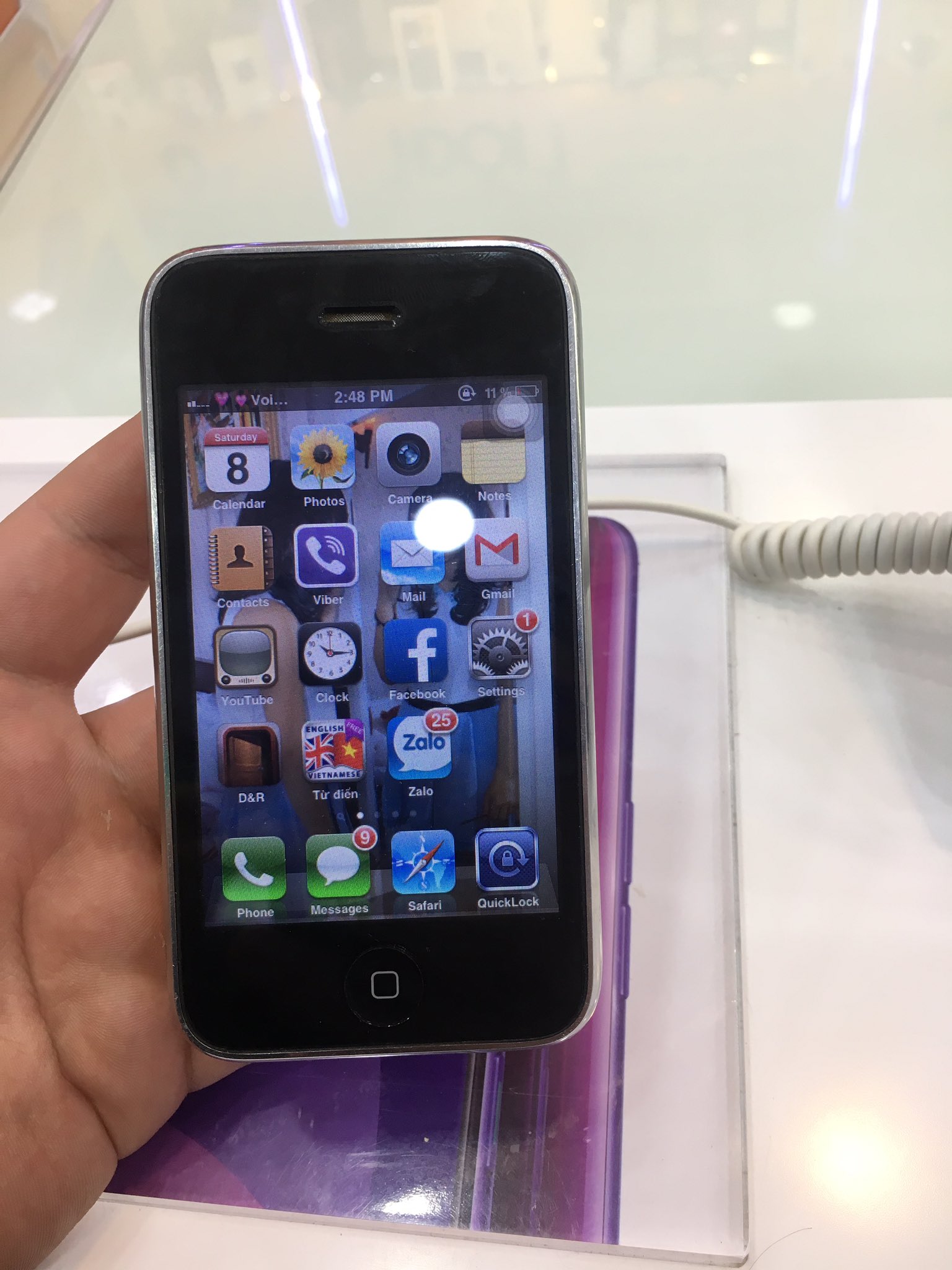 Toto 妻の携帯 Iphone 3gs なお現役 これでベゼルレスにしてスペックあげるだけでバカ売れすると思うんだが