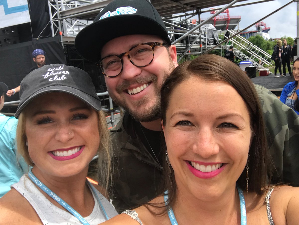 lexii_janee's tweet photo. Thanks for embracing the selfie today @m10penny... I’d wait in the rain to hear you sing over and over again 😍🎶🍻 #CMAfest https://t.co/qfPkETceja
