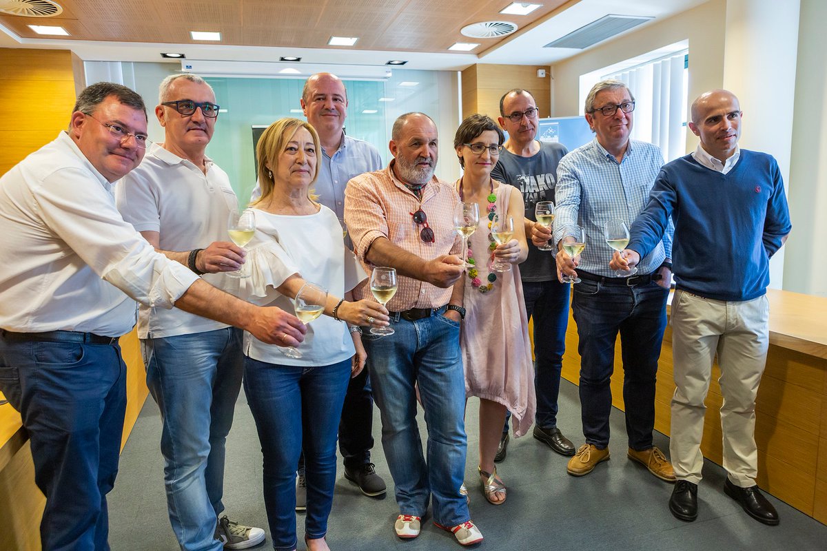 XXI edición del Txakoli Eguna. Este año, en el marco del Txakoli Eguna, se ha homenajeado al montañero <a href="/Juanitoiarzabal/">Juanito Oiarzabal</a> por ser un fiel defensor de los productos alaveses. La producción ha aumentado un 40% con respecto a la del año anterior, 2017.