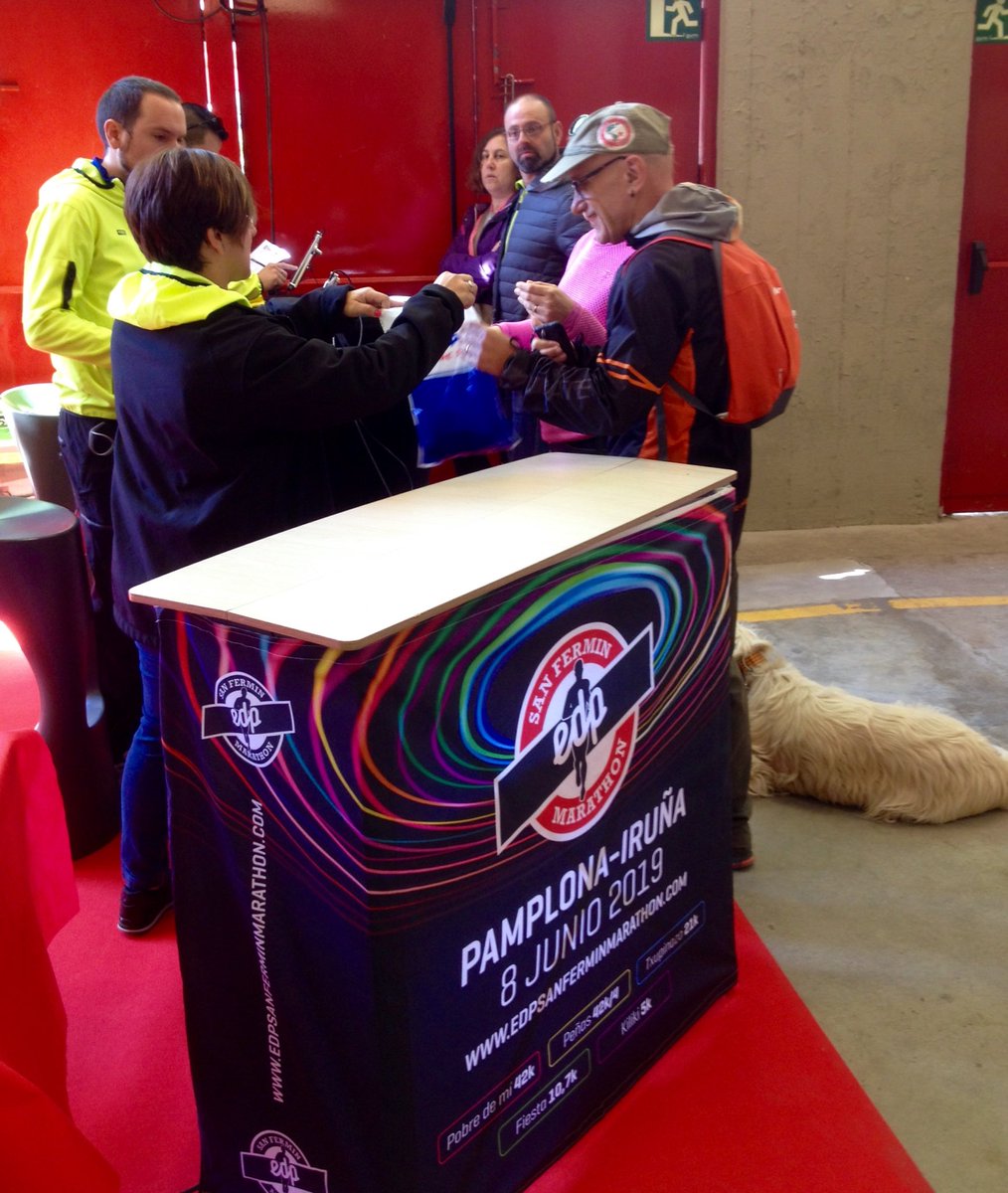 sferminmarathon's tweet photo. La Plaza ya ha abierto sus puertas y los primeros corredores están recogiendo dorsales #EdpSFM19 https://t.co/PbvpC6WMKo https://t.co/fQe3jx6NCu