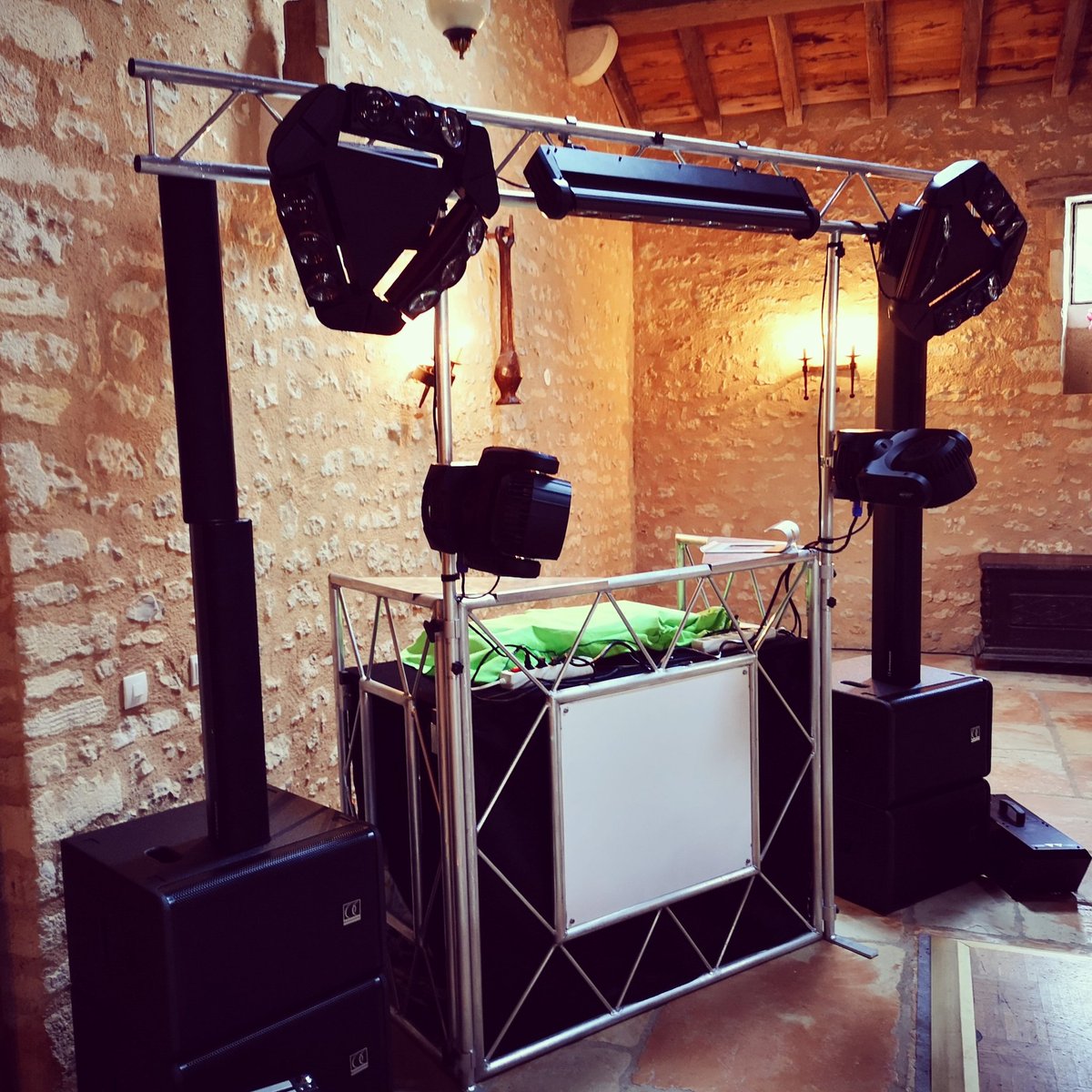 🎊 SOIRÉE PRIVÉE
Installation opérationnelle pour un mariage ce jour.🙂 Jems Taylor Animation vous apporte un matériel professionnel et qualitatif.
Nous répondons à vos attentes en matière de #sonorisation, éclairage et #animation soirée DJ mariage.