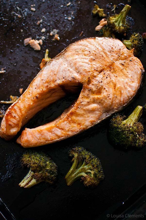 Roasted salmon steaks are very TASTY!

Make this one-pan recipe using soy sauce, sesame oil, rice vinegar + broccoli >>buff.ly/2F57HPF 
#recipe #salmon #cooking
