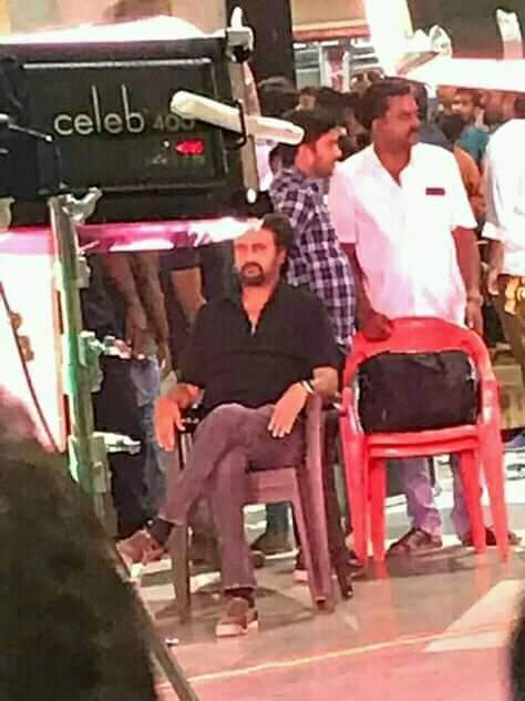 FansmarkApp's tweet photo. #Fantime

Thalaivar @rajinikanth at #Darbar shooting spot 😍😍

Vera level!!!! #Rajinikanth #Superstar #Fansmark

@RajiniKanthInd @superstar Of India - @RBSIRAJINI @rajini_fanclub- The Great @Superstar of India  @Rajinikanth_Rfc https://t.co/yA6UJ7f5C5