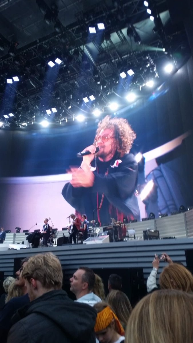 Ik vond het een topidee van <a href="/Di_rectMusic/">DI-RECT</a> afgelopen woensdag dus #DiRectinDeKuip2020 zegt het voort. Jij ook <a href="/borsato/">Marco Borsato</a> 😂 Ik was er 3 van de 5 keer bij #genieten