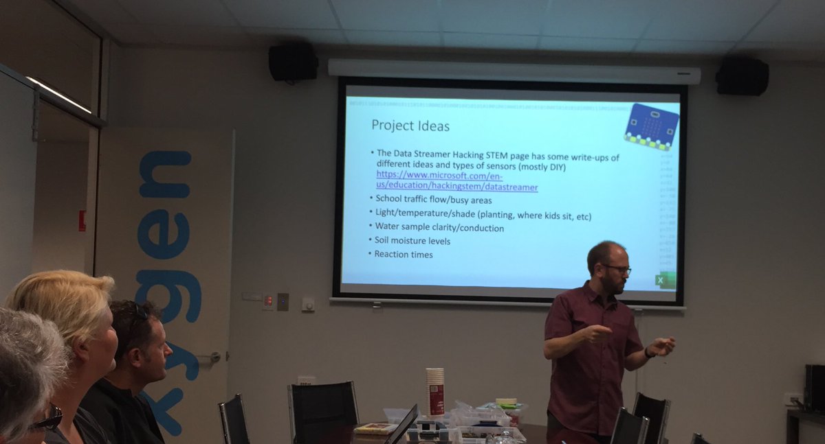 TheBhavBrar's tweet photo. A #microbit_edu Masterclass with @robpoulter at the #carnivalofcomputing @ecawaevents @ECAWA @wapln https://t.co/rdiV6fppIG
