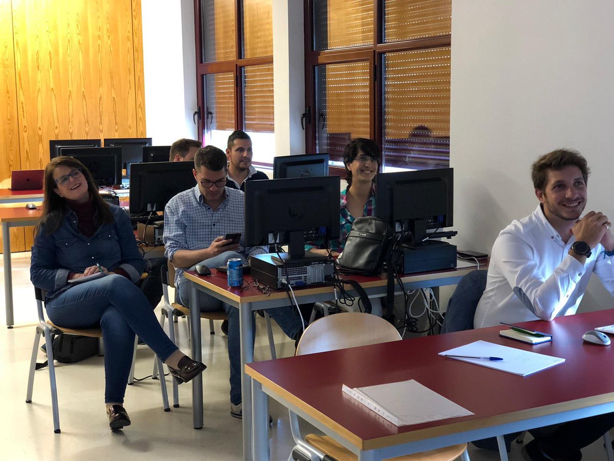 Carolplanc's tweet photo. 😊Gracias #pymes y #micropymes de Salamanca por asistir al taller de #RedesSociales ayer en el Centro de Alto Rto Pyme de @eoi 🙏🏻 https://t.co/6KUAiIClAM