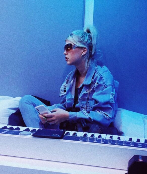 BeechOutlines's tweet image. a whole m00d. @iamlorengray @loorengraay