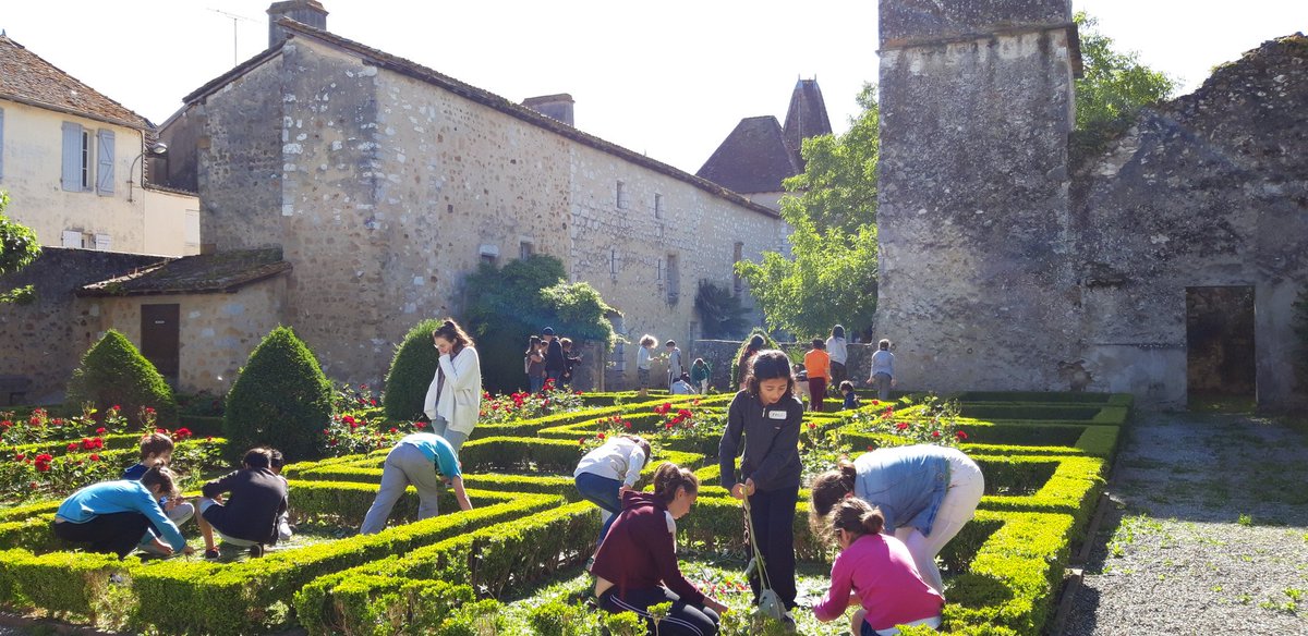 MusJeanneAlbret's tweet photo. Deuxième jour des #RDVJardins !
Ateliers #LandArt et dessins sur galet pour le thème #LesAnimauxAuJardin
#ArchedeNoé
#animationenfant
#jardindumusée https://t.co/nSCNT0GHsW