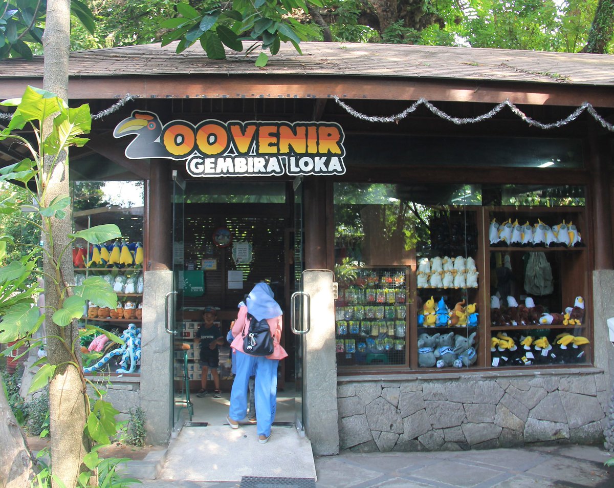 Zoovenir, tempat pengunjung dapat mebeli berbagai merchandise Gembira Loka Zoo