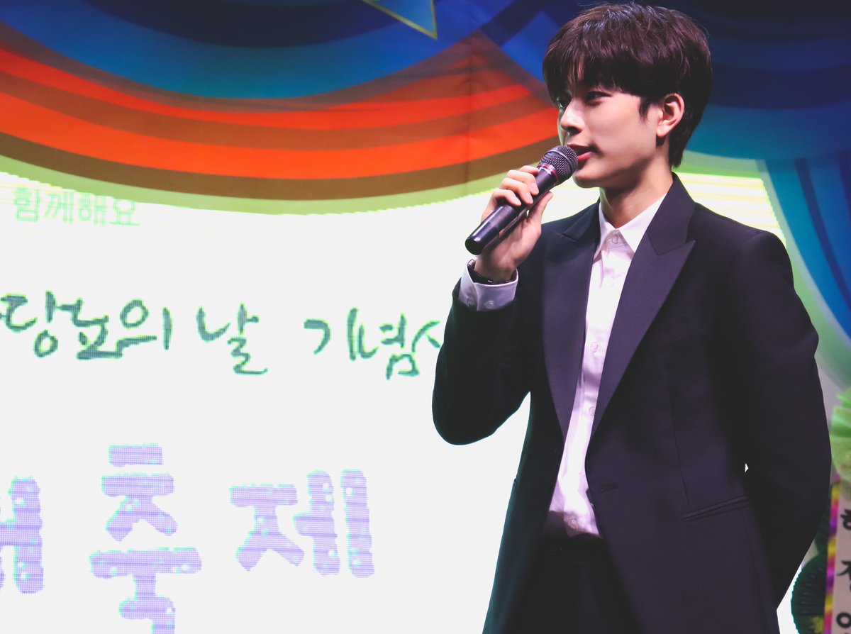 [📸] 20190608 @ 제10회 소아당뇨의 날 기념식

오늘 있었던 한국소아당뇨인협회 홍보대사 위촉식에서의 선호!
자리를 함께해주신 모든 분들에게 따뜻하고 소중한 시간이 되었기를💛💛

#유선호 #YOO_SEONHO