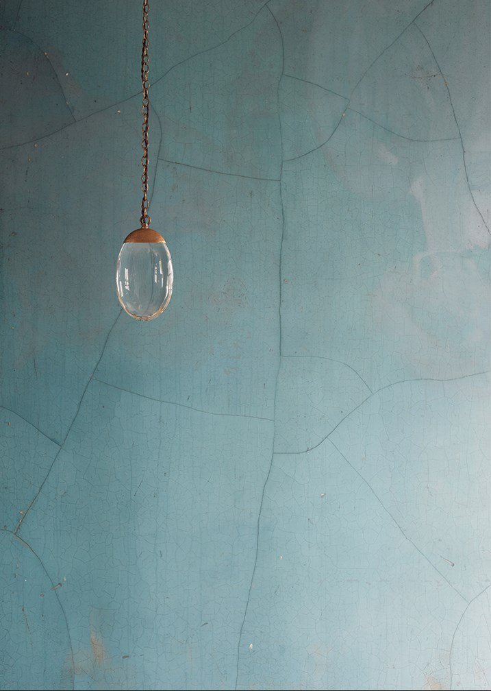 Celestial Pebble - the organic #glass form of this striking #pendant is juxtaposed with bold #bronze or nickel fittings designed to illuminate every space with a tantalizing glow. bit.ly/2MEKaIQ

#OCHRE #OCHRELighting #CelestialPebble