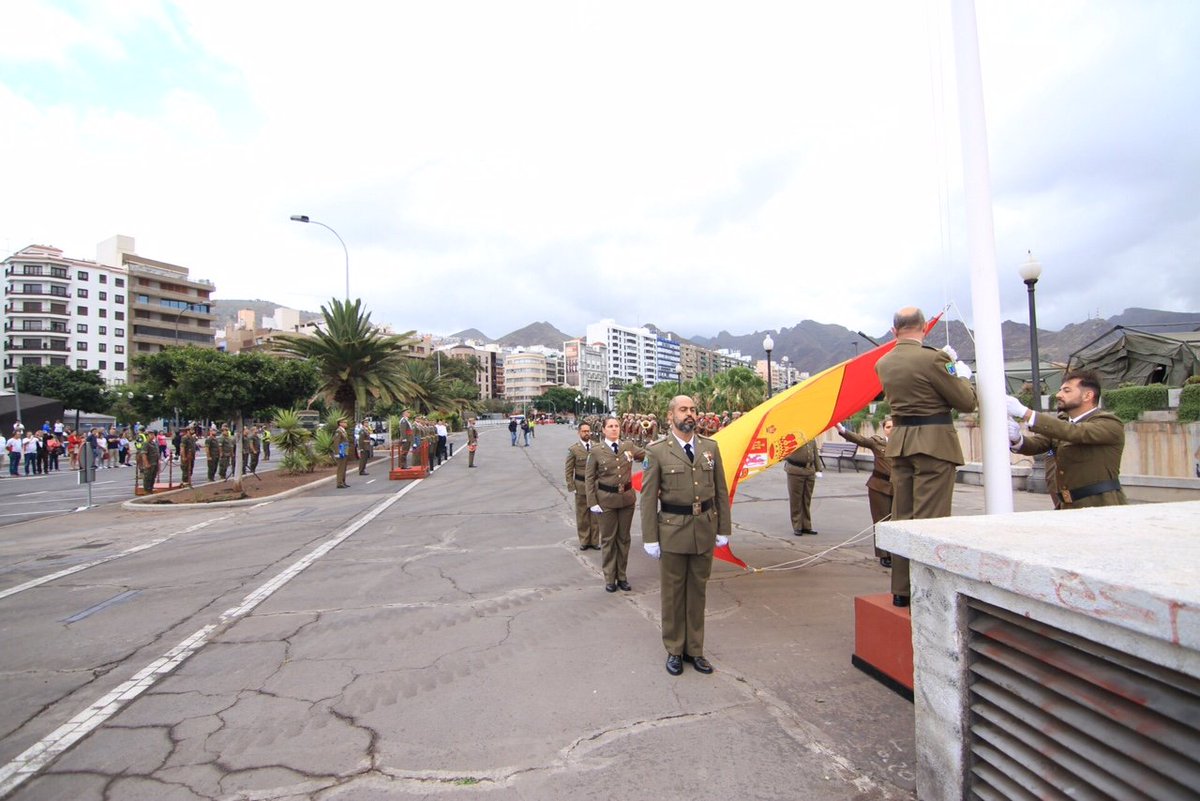 MCANA_ET's tweet photo. Iniciamos el día principal del #DIFAS19 en Tenerife con el solemne acto de izado de bandera, presidido por el General Jefe de la 5° SUIGE, en la Avenida Marítima de Santa Cruz de Tenerife.
@MCANA_ET
#SomostuEjército https://t.co/11mQlVjtLj