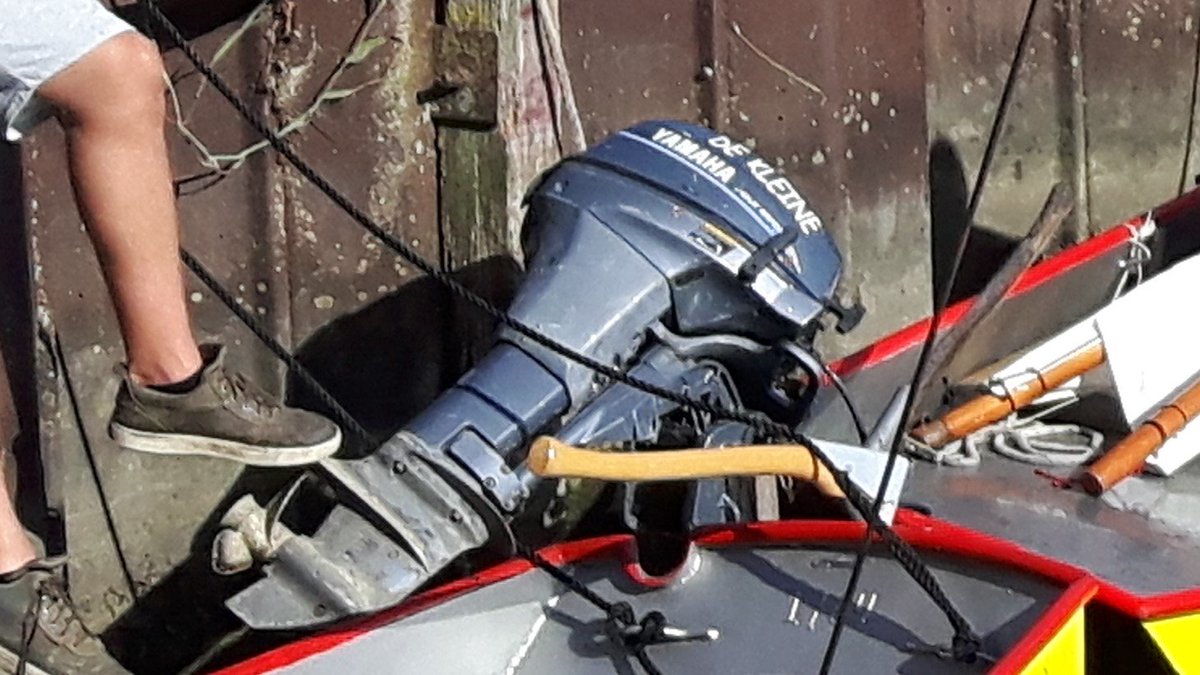 Vandaag 08 juni merkte de leiding van Scouting Strijen bij hun aanlegsteiger in Strijen Sas dat 1 van de buitenboord motoren inclusief motorsteun van een vlet gestolen is. Het betreft een Yamaha 4takt langstaart van 8 PK.. Informatie en tips zijn van harte welkom;