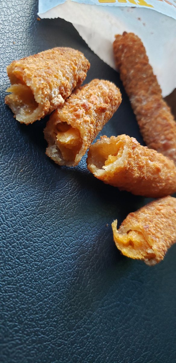 Gedzilla73's tweet photo. @TiffanyMessy @BurgerKing If you got this "cheese" inside, I'm not sure you would be doing any better https://t.co/CbTBd5tOcd